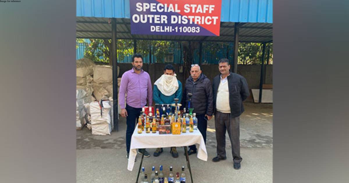 Delhi: Restaurant owner arrested for serving liquor, hukkah without licence